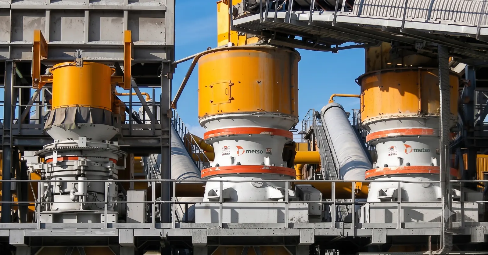 Equipamento industrial em ambiente de manutenção