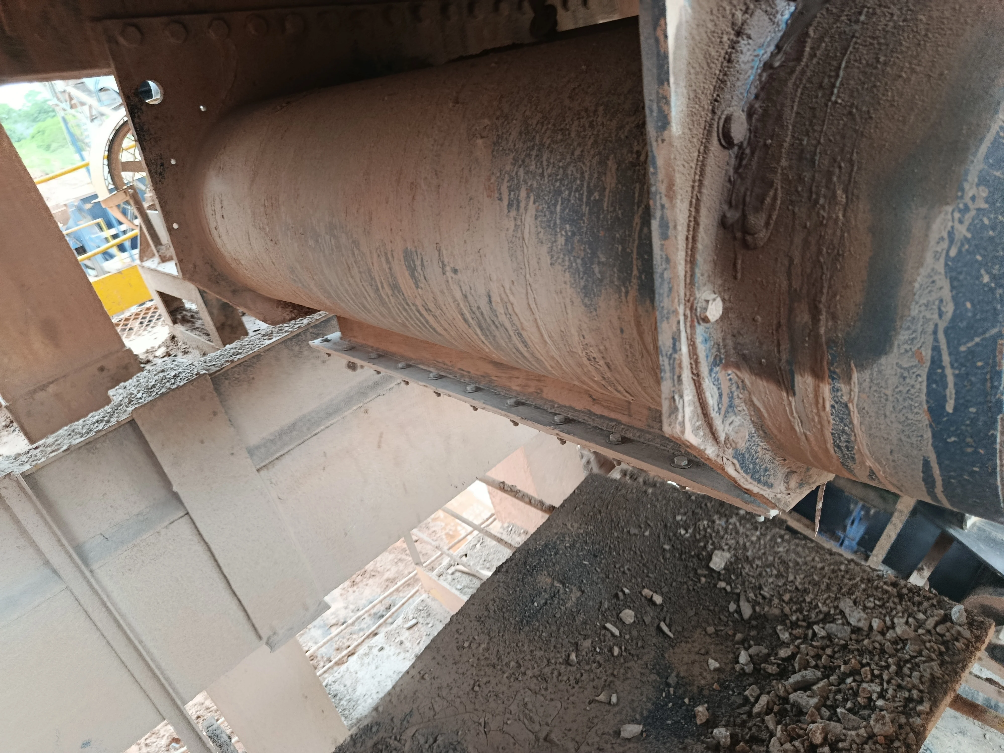 Máquina industrial em manutenção